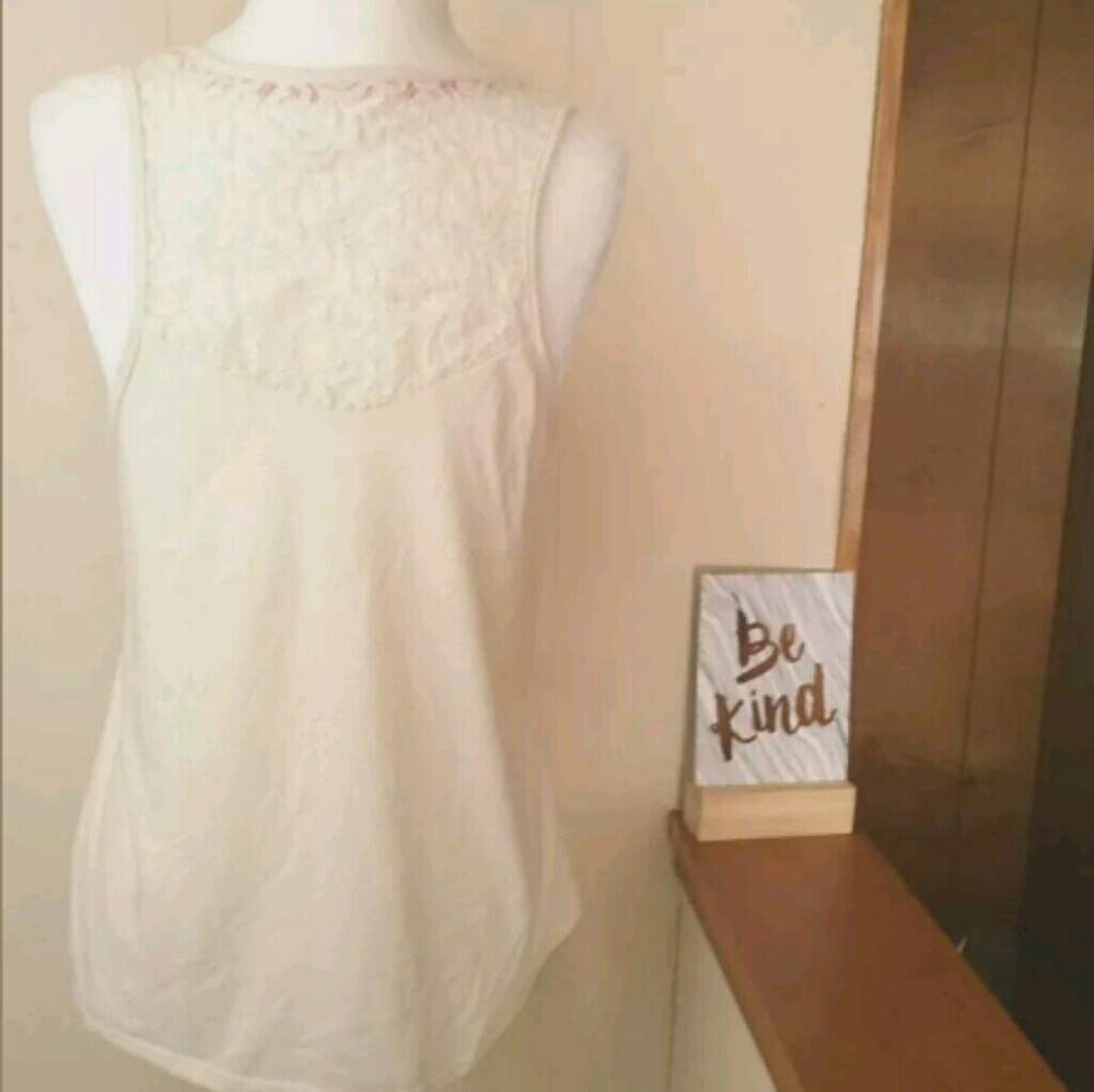 ❌❌❌❌SOLD❌❌❌❌ Fringe Top Crochet Back - Picture 4 of 6